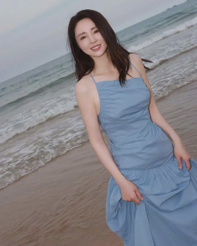 董璇 海边光脚丫漫步，优雅气质如画，惊艳时光！ - 图片 5