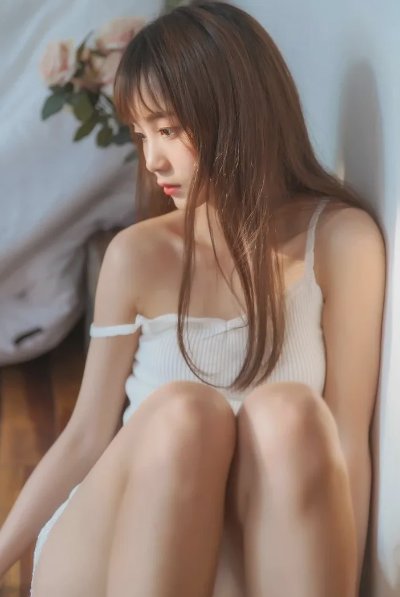 高颜值清纯美女露肩吊带阳光下美照，身体曲线太吸引眼球了 - 图片 3