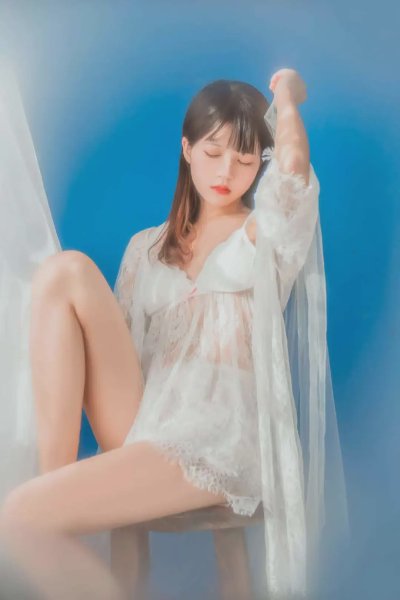 光影之梦：蕾丝与蓝调的静谧瞬间 - 图片 1