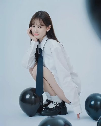 美女白衬衫杀！黑短裤显腿长绝了 - 图片 1