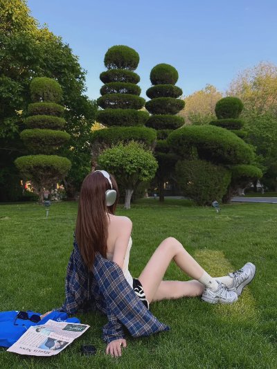 公园草坪拍照，9个拍照姿势，漂亮气质又显身材，慵懒时髦又清新松弛 - 图片 3