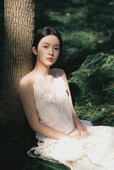 周也丨一袭吊带小花裙，身材优势展现得淋漓尽致 - 图片 1