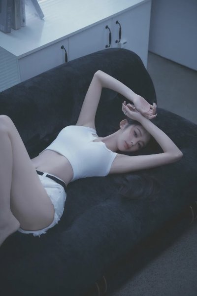冷调光影下，她的慵懒与暗欲太蛊人 - 图片 3