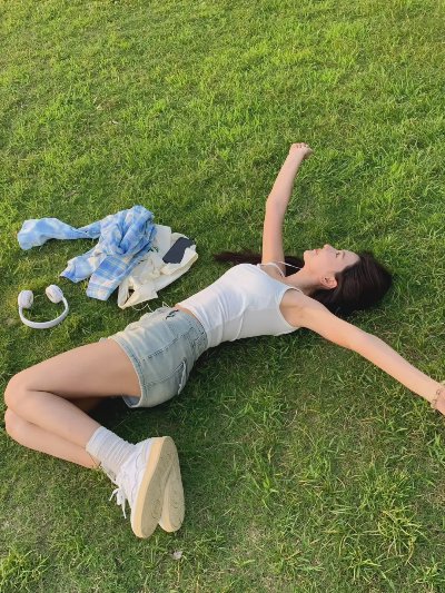 公园草坪拍照，这些拍照姿势，漂亮气质又清爽，慵懒甜美又性感显身材 - 图片 5
