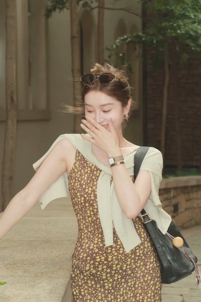 旅游穿碎花裙拍照，10个拍照姿势，漂亮气质又清新，浪漫惬意又迷人显身材 - 图片 5