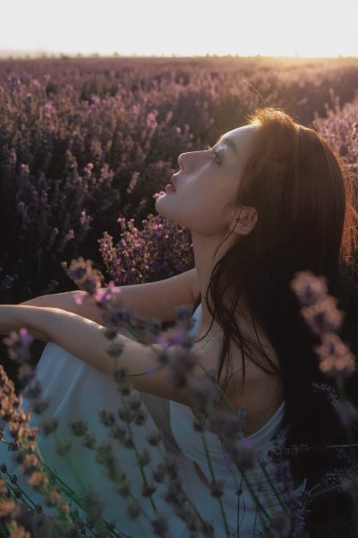 分享一组紫色花海里的绝美照片 - 图片 1