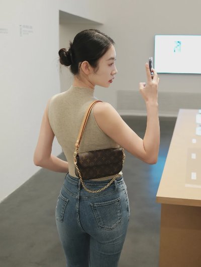 牛仔裤拍照，9个姿势推荐学，拍照显身材有气质、大方又自然 - 图片 1
