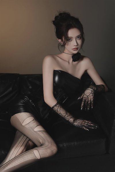 御姐皮裙撕裂黑丝美腿写真 - 图片 2