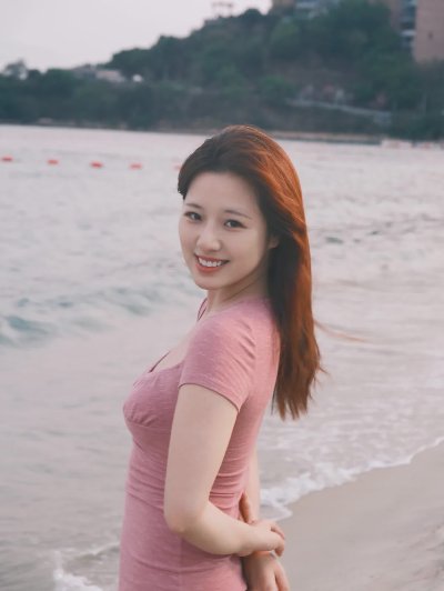 海边拍照别傻站，10个动作，松弛好看，上镜出片身材好 - 图片 1