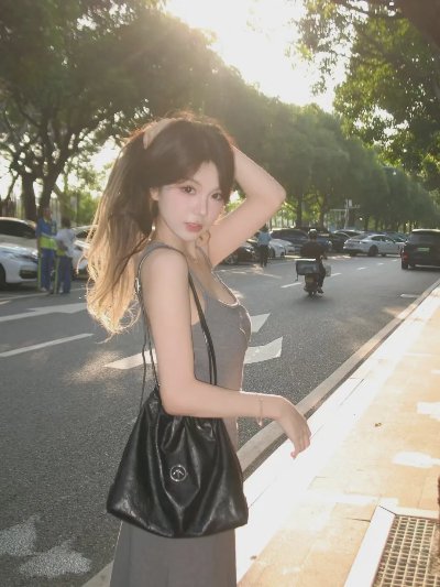 灰调松弛感！5个姿势把街头拍成时尚片场 - 图片 4
