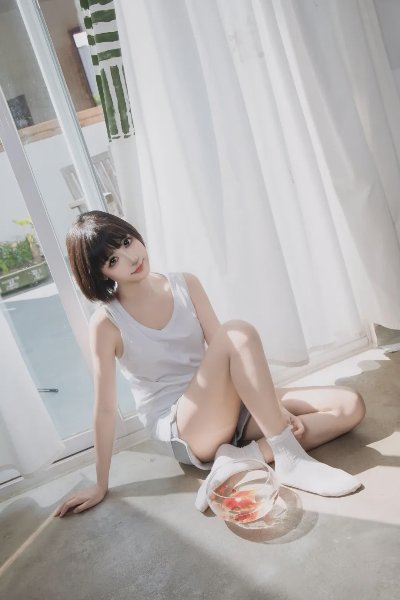 短发美腿少女居家写真 - 图片 1