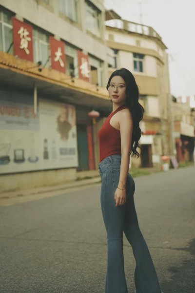 牛仔裤yyds！9个老街拍照姿势，港味十足，拿捏复古氛围感 - 图片 5