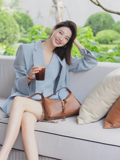 穿西装站姿、坐姿拍照，这些动作姿势，漂亮气质又惬意，复古文艺又温柔时尚 - 图片 3