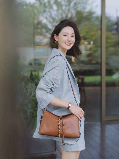 穿西装站姿、坐姿拍照，这些动作姿势，漂亮气质又惬意，复古文艺又温柔时尚 - 图片 5