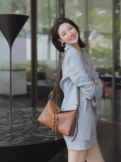穿西装站姿、坐姿拍照，这些动作姿势，漂亮气质又惬意，复古文艺又温柔时尚 - 图片 2