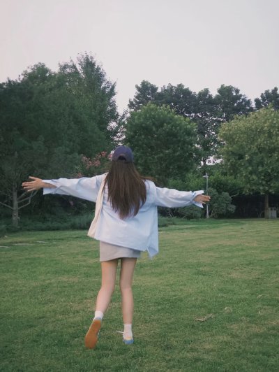 闯入宫崎骏的夏天！9个公园草坪拍照姿势，拍出自由感和生命力 - 图片 2