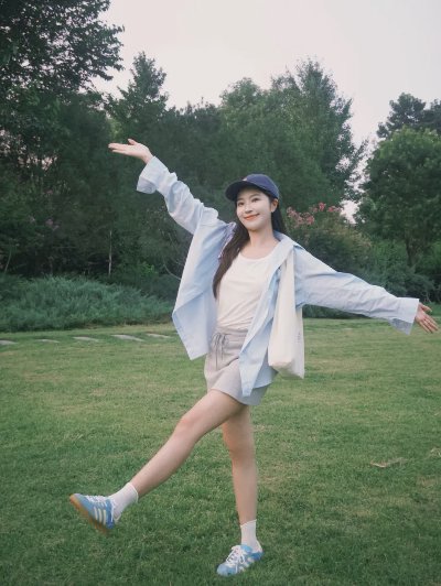 闯入宫崎骏的夏天！9个公园草坪拍照姿势，拍出自由感和生命力 - 图片 4