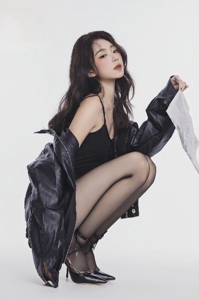 时尚杂志御姐黑丝美腿写真 - 图片 3