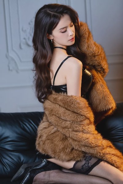 冷艳御姐皮裙黑丝美腿写真 - 图片 1