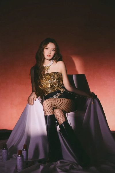 程潇｜红调氛围里的酷飒女王 - 图片 4