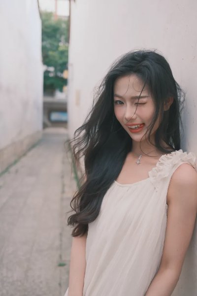 10个老巷子拍照姿势，轻松营造温柔治愈氛围，松弛自然又好看 - 图片 3
