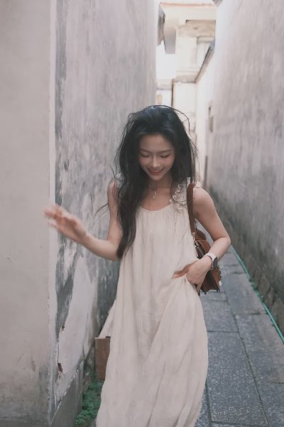 10个老巷子拍照姿势，轻松营造温柔治愈氛围，松弛自然又好看 - 图片 2