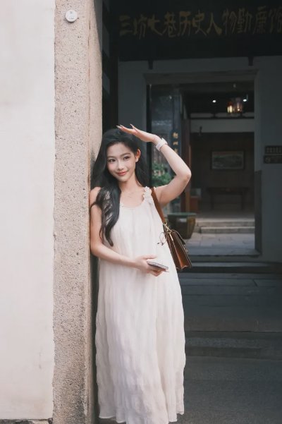 10个老巷子拍照姿势，轻松营造温柔治愈氛围，松弛自然又好看 - 图片 5
