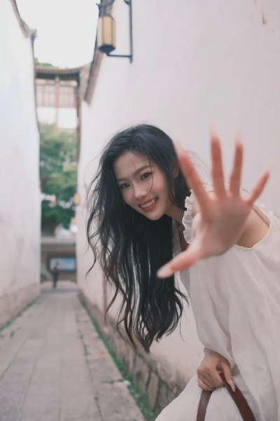 10个老巷子拍照姿势，轻松营造温柔治愈氛围，松弛自然又好看 - 图片 4