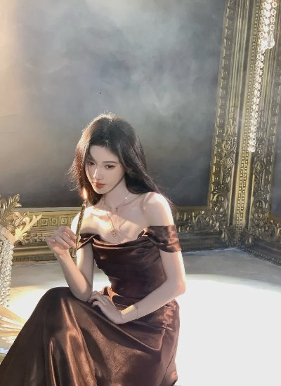 鞠婧祎｜鎏金裸肩裙亮相！肩颈线条美到窒息 - 图片 3