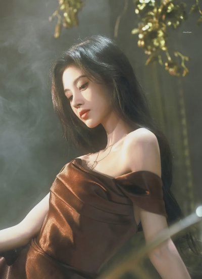 鞠婧祎｜鎏金裸肩裙亮相！肩颈线条美到窒息 - 图片 1