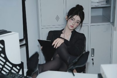 眼镜秘书吊带黑丝美腿写真 - 图片 5