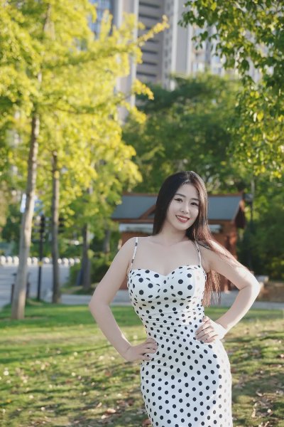 公园草地、长凳拍照，9个姿势，上镜好看显身材，松弛漂亮又自然 - 图片 5