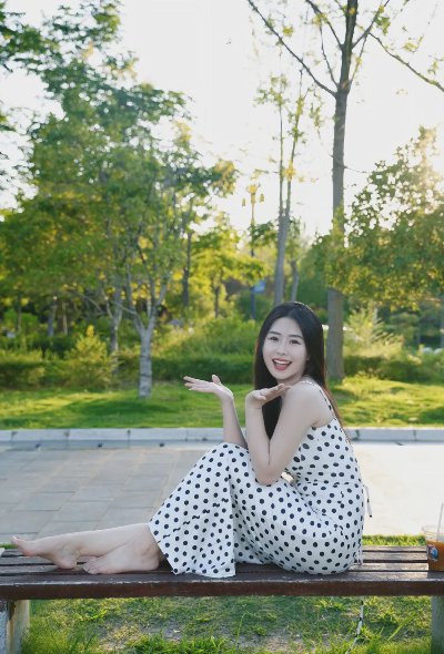 公园草地、长凳拍照，9个姿势，上镜好看显身材，松弛漂亮又自然 - 图片 1
