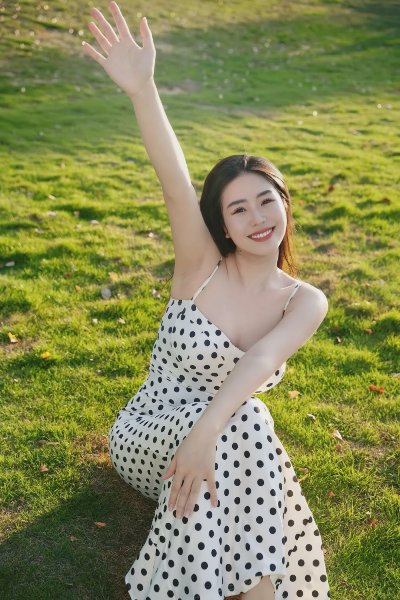 公园草地、长凳拍照，9个姿势，上镜好看显身材，松弛漂亮又自然 - 图片 3