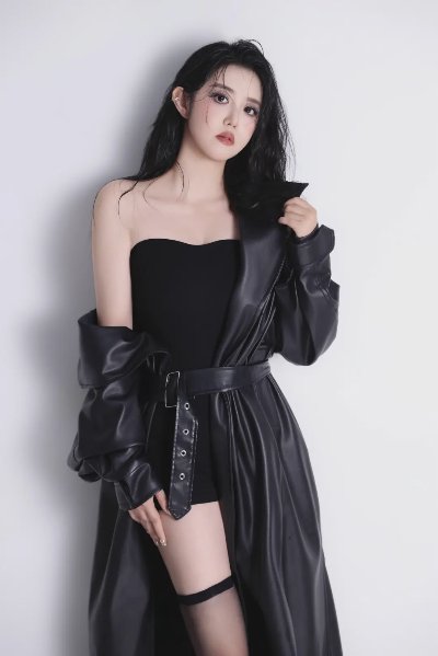 拽姐皮衣香肩黑丝美腿写真 - 图片 3