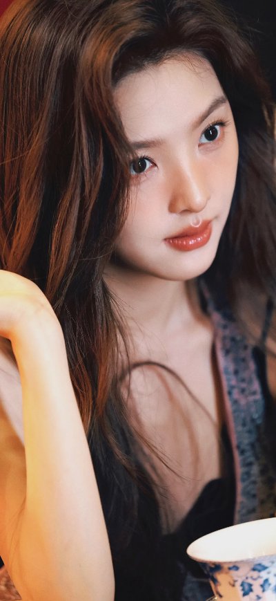 share壁纸｜章若楠｜光晕勾勒侧脸，她抬眼时像一场慢放的青春蒙太奇 - 图片 1