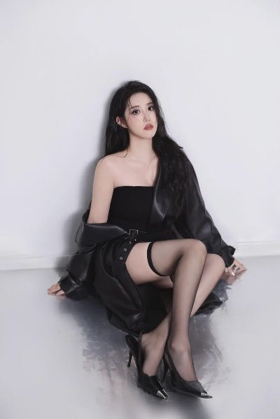 拽姐皮衣香肩黑丝美腿写真 - 图片 5