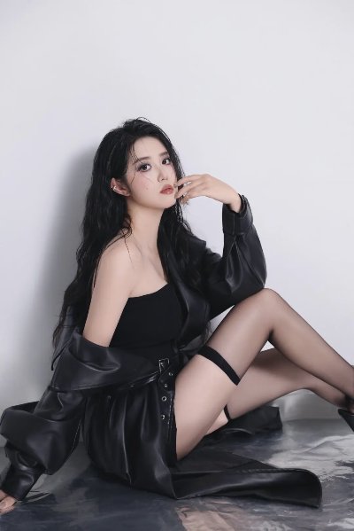 拽姐皮衣香肩黑丝美腿写真 - 图片 4