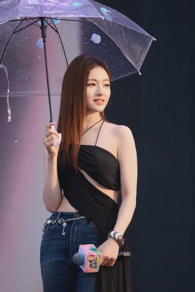🦋李兰迪｜黑色绑带露背装，有点辣有点美！ - 图片 4
