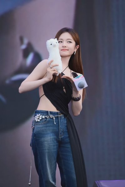 🦋李兰迪｜黑色绑带露背装，有点辣有点美！ - 图片 2