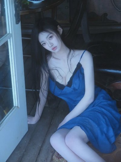 复古宅家拍照！蓝色吊带连衣裙，8 个姿势拿捏慵懒松弛感 - 图片 1