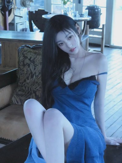 复古宅家拍照！蓝色吊带连衣裙，8 个姿势拿捏慵懒松弛感 - 图片 5