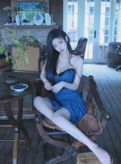 复古宅家拍照！蓝色吊带连衣裙，8 个姿势拿捏慵懒松弛感 - 图片 2