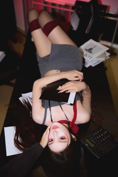 极品黑丝美腿妩媚秘书写真 - 图片 3