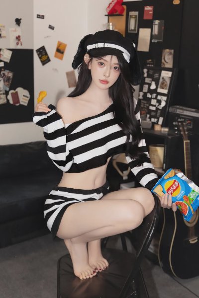 复古黑白条纹女孩美腿写真 - 图片 4