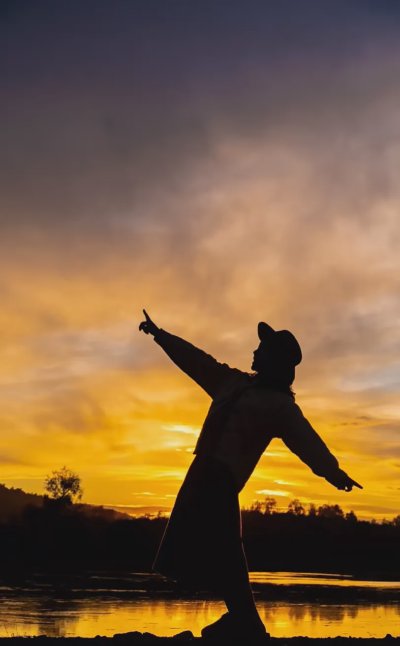 去看日落一定要试试的这样拍，氛围感直接拉满！夕阳剪影拍照姿势技巧快码住！ - 图片 5
