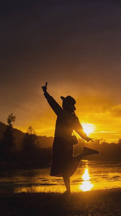 去看日落一定要试试的这样拍，氛围感直接拉满！夕阳剪影拍照姿势技巧快码住！ - 图片 4