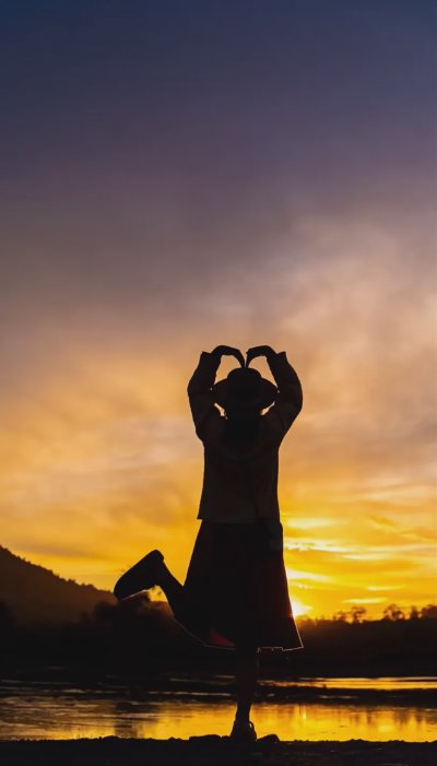 去看日落一定要试试的这样拍，氛围感直接拉满！夕阳剪影拍照姿势技巧快码住！ - 图片 2