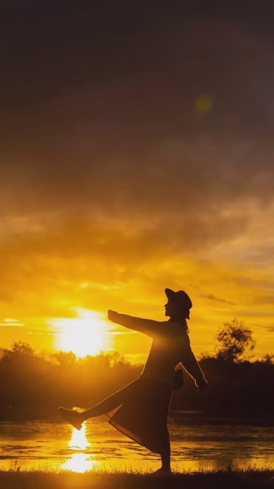 去看日落一定要试试的这样拍，氛围感直接拉满！夕阳剪影拍照姿势技巧快码住！ - 图片 1