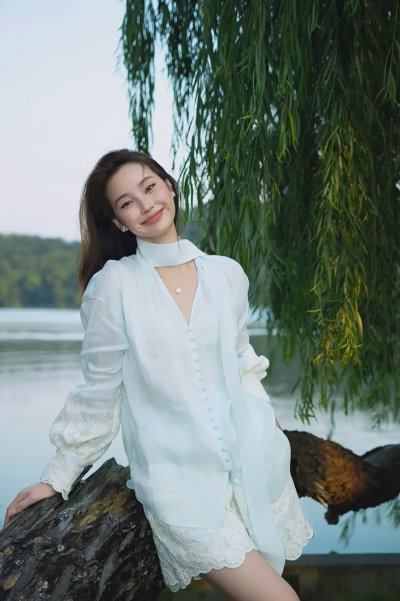 气质女人味怎么拍？5个不张扬又出片的拍照姿势，谁拍谁漂亮！ - 图片 5